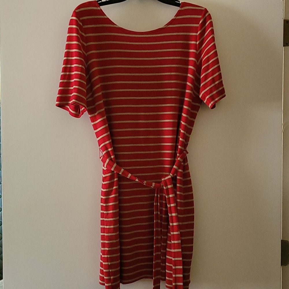 Red and beige stripe dress w short sleeves